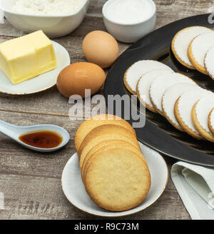 Biscotti al burro, uova, burro, stampi e farina Foto Stock
