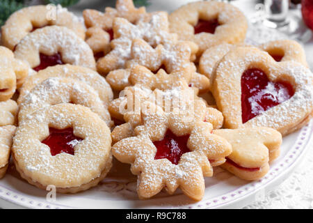 Linzer tradizionali biscotti di Natale su una piastra Foto Stock