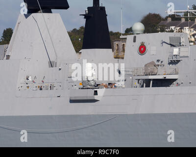 HMS Defender tipo 45 nave da guerra a Plymouth Naval Dockyard, una classe audace difesa aerea distruttore, quinto del suo tipo commision nel 2013. Cornwall, Regno Unito. Foto Stock