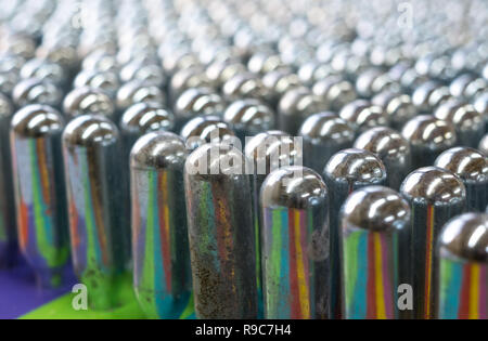 Svuotare il protossido di azoto di vernice riflettente colori psichedelici: cilindri di metallo contenente protossido di azoto, utilizzato per montare la panna, ma anche come un legale Foto Stock