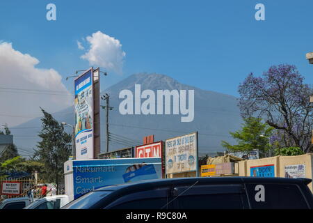Arusha Città contro lo sfondo del Monte Meru, Tanzania Foto Stock