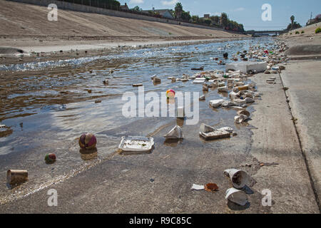 Grandi quantità di rifiuti e rifiuti di plastica si raccolgono in Ballona Creek dopo il primo grande tempesta di pioggia della stagione. Ballona Creek. Una volta che un meandro creek, Foto Stock