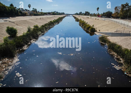 Grandi quantità di rifiuti e rifiuti di plastica si raccolgono in Ballona Creek dopo il primo grande tempesta di pioggia della stagione. Ballona Creek. Una volta che un meandro creek, Foto Stock