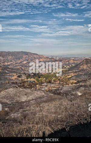 Wildfire danni lungo Mulholland Highway. La Woolsey wildfire iniziato il 8 novembre 2018 e ha bruciato oltre 98.000 acri di terreno, distrutto un esti Foto Stock