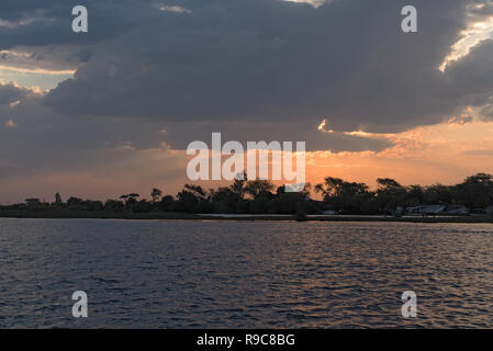 Tramonto al fiume Chobe tra Namibia, Botswana Foto Stock