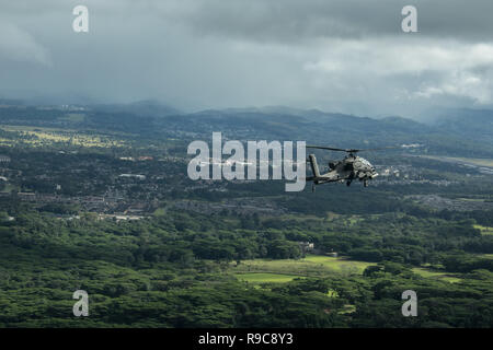 Stati Uniti Esercito AH-64D Apache elicottero, assegnato al XXV divisione di fanteria, vola in formazione per il XXV divisione di fanteria Review su Schofield Barracks, Hawaii, Dicembre 21, 2018. La divisione della data di attivazione è il 1 ottobre 1941. A causa di una solida pianificazione di formazione nel mese di ottobre, la divisione festeggia il suo compleanno a partire dal mese di dicembre 17-21 con l'evento culminante essendo la divisione a riesame Weyand storico campo. Più di 11.000 Tropic Lightning soldati parteciperanno nella divisione di revisione. (U.S. Foto dell'esercito da Staff Sgt. Ian Morales) Foto Stock