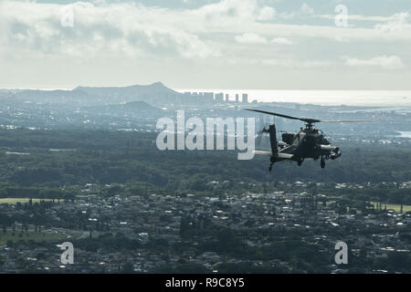 Stati Uniti Esercito AH-64D Apache elicottero, assegnato al XXV divisione di fanteria, vola in formazione per il XXV divisione di fanteria Review su Schofield Barracks, Hawaii, Dicembre 21, 2018. La divisione della data di attivazione è il 1 ottobre 1941. A causa di una solida pianificazione di formazione nel mese di ottobre, la divisione festeggia il suo compleanno a partire dal mese di dicembre 17-21 con l'evento culminante essendo la divisione a riesame Weyand storico campo. Più di 11.000 Tropic Lightning soldati parteciperanno nella divisione di revisione. (U.S. Foto dell'esercito da Staff Sgt. Ian Morales) Foto Stock