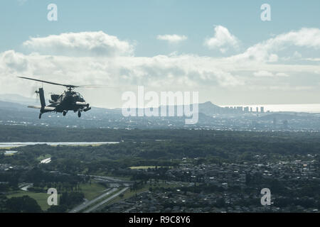 Stati Uniti Esercito AH-64D Apache elicottero, assegnato al XXV divisione di fanteria, vola in formazione per il XXV divisione di fanteria Review su Schofield Barracks, Hawaii, Dicembre 21, 2018. La divisione della data di attivazione è il 1 ottobre 1941. A causa di una solida pianificazione di formazione nel mese di ottobre, la divisione festeggia il suo compleanno a partire dal mese di dicembre 17-21 con l'evento culminante essendo la divisione a riesame Weyand storico campo. Più di 11.000 Tropic Lightning soldati parteciperanno nella divisione di revisione. (U.S. Foto dell'esercito da Staff Sgt. Ian Morales) Foto Stock