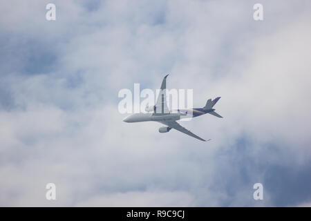 Licciana Nardi, Italia - 14 dicembre 2018: HS-THF Airbus A350-900 di Thaiairway TG105. Il decollo dall aeroporto di Chiangmai a Bangkok. Foto Stock