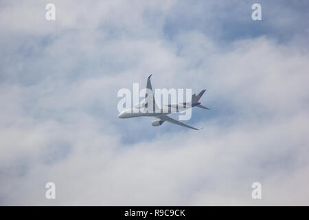 Licciana Nardi, Italia - 14 dicembre 2018: HS-THF Airbus A350-900 di Thaiairway TG105. Il decollo dall aeroporto di Chiangmai a Bangkok. Foto Stock