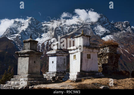 Chortens di pietra e di alta montagna, Everest regione, Khumbu, in Nepal Foto Stock