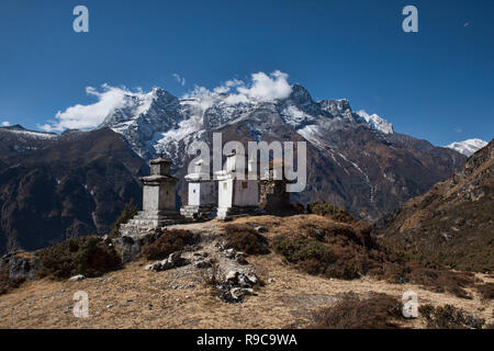 Chortens di pietra e di alta montagna, Everest regione, Khumbu, in Nepal Foto Stock