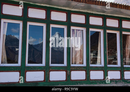 Ama Dablam riflessione, Khumjung, Everest regione, Khumbu, in Nepal Foto Stock