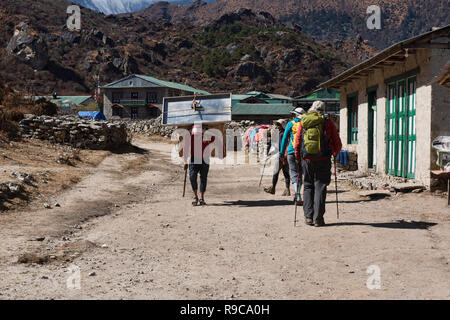 Porter nella Valle del Khumbu, Khumjung, Nepal Foto Stock