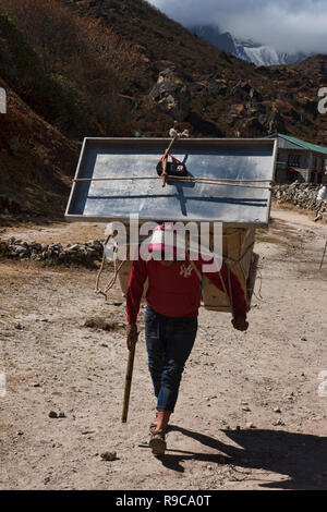 Porter nella Valle del Khumbu, Khumjung, Nepal Foto Stock