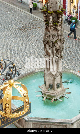 Il Weinmarkt, una delle più belle fontane in Lucerna svizzera Foto Stock
