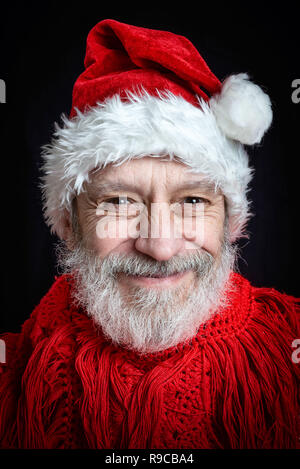 Ritratto di un uomo adulto con barba bianca mascherata in Babbo Natale per le vacanze di Natale e Capodanno Foto Stock