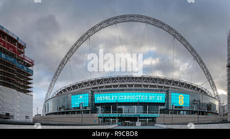 Lo stadio di Wembley, Londra visto dal modo di Wembley. Aperto nel 2007, sul sito originale del Wembley Stadium. Anche casa temporanea del Tottenham Hotspur Foto Stock