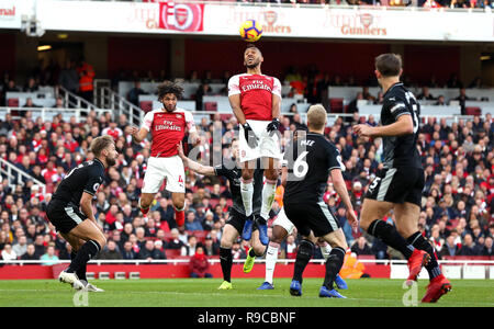 Dell'Arsenal Aubameyang Pierre-Emerick vince una testata durante il match di Premier League a Emirates Stadium di Londra. Foto Stock