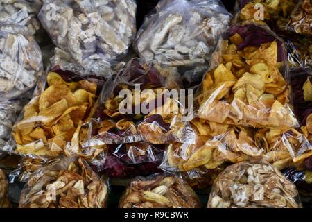 Sacchetti di porpora e golden sweet potato chips venduto come snack in Cambogia Foto Stock