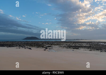 Isola di Lobos, vista la mattina visto da Corralejo Beach in Fuerteventura, Isole Canarie, Spagna Foto Stock