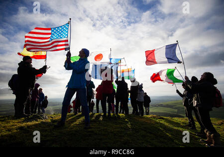 I residenti di Lockerbie e altre persone colpite dai bombardamenti salire Burnswark collina sopra la città di Lockerbie in Dumfries e Galloway con 21 bandiere che rappresentano il 21 nazionalità delle vittime per il cammino per la pace evento per commemorare il trentesimo anniversario del disastro aereo. Foto Stock