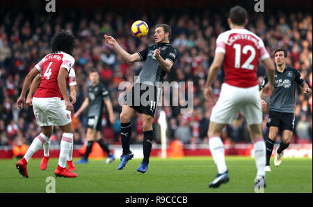 Burnley's Chris Wood (centro) in azione durante il match di Premier League a Emirates Stadium di Londra. Foto Stock