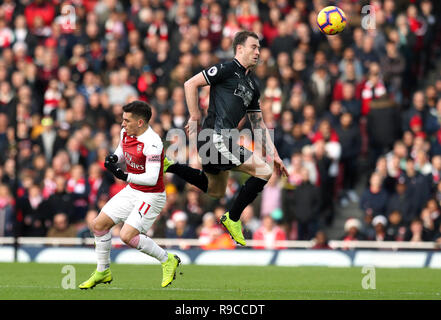 Dell'Arsenal Torreira Lucas (sinistra) e Burnley's Ashley Barnes battaglia per la palla durante il match di Premier League a Emirates Stadium di Londra. Foto Stock