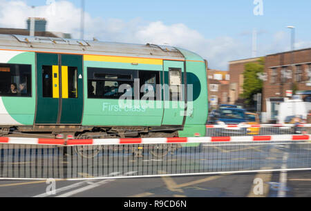 Rampa meridionale classe 377 Electrostar locomotore e di prima classe sul carrello di un treno su un passaggio a livello nel West Sussex, in Inghilterra, Regno Unito. Classe 377 loco. Foto Stock