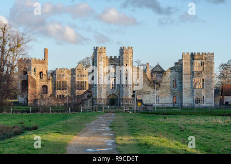 Rovine Cowdray Heritage, resti di una Tudor House accanto a Cowdray House a Midhurst, West Sussex, Inghilterra, Regno Unito. Spesso erroneamente chiamato Cowdray Castle. Foto Stock