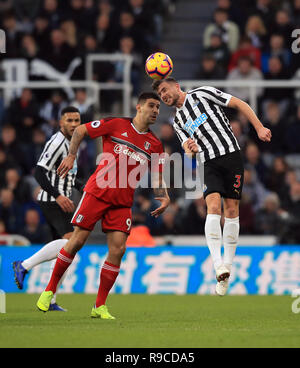 Newcastle United Paul Dummett (destra) e Fulham's Aleksandar Mitrovic battaglia per la palla durante il match di Premier League a St James Park, Newcastle. Foto Stock