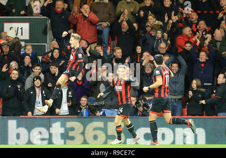 Bournemouth's David Brooks (sinistra) punteggio celebra il suo lato il secondo obiettivo del gioco durante il match di Premier League alla vitalità Stadium, Bournemouth. Foto Stock