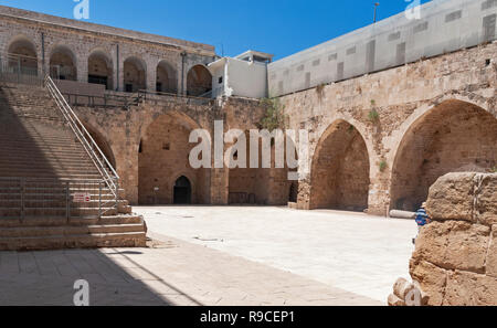 Una vista parziale del cortile di akko acri fortezza dei crociati nella città vecchia di acri in Israele Foto Stock