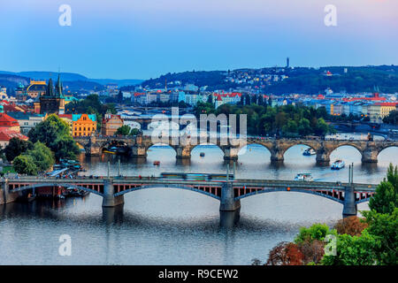 I ponti di Praga nella nebbia mattutina, Repubblica Ceca Foto Stock