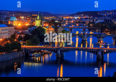 Il Ponte Carlo e altri ponti di Praga oltre il fiume Vltava, notte v Foto Stock