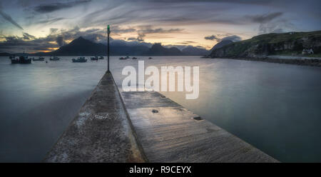 Elgol pier e imbarcazioni con montagne Cuillin in background in luce della sera, Isola di Skye in Scozia Foto Stock