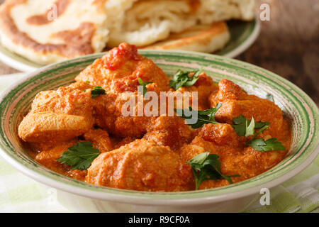 Delizioso caldo Karhai indiano pollo in salsa piccante di close-up servito fresco con pane naan sul tavolo orizzontale. Foto Stock