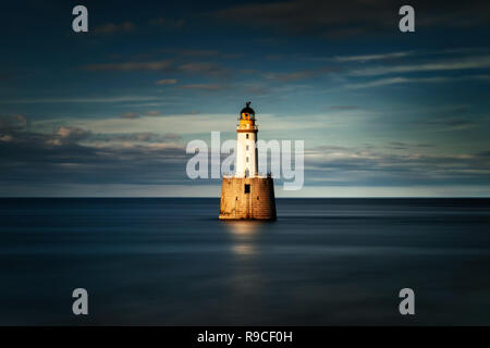 Rattray Capo Faro a luce del tramonto, la costa orientale della Scozia Foto Stock