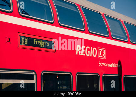 Müllheim, Baden-Württemberg, Germania - 31 luglio 2018 : Rosso tedesco double decker treno regionale della Schwarzwaldbahn a Freiburg Foto Stock