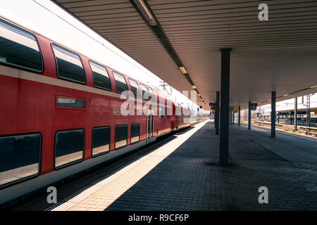 Basel, Svizzera - 31 luglio 2018 : Rosso tedesco double decker il treno regionale fino a piattaforma in Basilea Badischer Bahnhof stazione ferroviaria Foto Stock