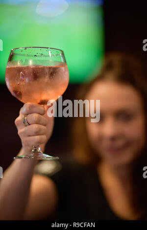 Donna che serve drink in un bar Foto Stock