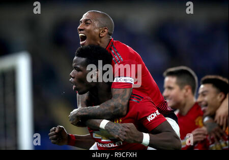 Il Manchester United Paul Pogba (fondo) e Ashley giovani celebrare come compagno di squadra Jesse Lingard (non nel frame) punteggi dei loro lati quinto obiettivo del gioco durante il match di Premier League al Cardiff City Stadium. Stampa foto di associazione. Picture Data: Sabato 22 dicembre, 2018. Vedere PA storia SOCCER Cardiff. Foto di credito dovrebbe leggere: Nick Potts/filo PA. Restrizioni: solo uso editoriale nessun uso non autorizzato di audio, video, dati, calendari, club/campionato loghi o 'live' servizi. Online in corrispondenza uso limitato a 120 immagini, nessun video emulazione. Nessun uso in scommesse, giochi o singoli club/campionato/playe Foto Stock