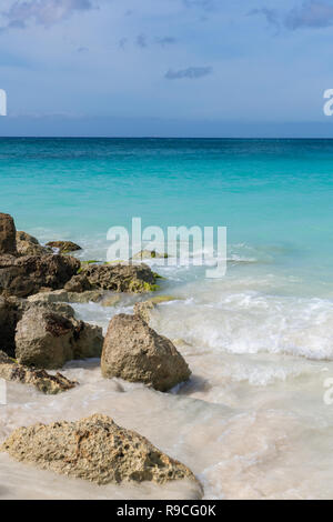 Aruba Beach - Bellissima spiaggia sul Mar dei Caraibi e dell'isola di Aruba - la calma del mare turchese con acquamarina e oceano blu acqua Foto Stock