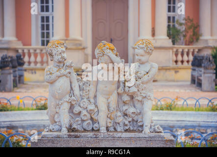 Scultura di tre bambini guardano come angeli Foto Stock