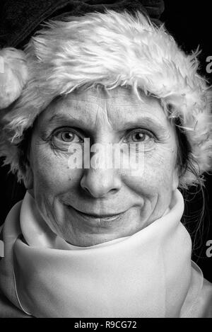Ritratto di una donna adulta dissimulata in Babbo Natale per le vacanze di Natale e Capodanno Foto Stock