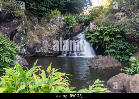 Cascata di acqua sulle rocce creando una cascata di seta, Waipoo superiore scende, Kokee State Park, Kauai, Hawaii Foto Stock