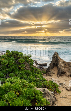 Raggi di Dio creato da nuvole che coprono il sole a Makawehi Bluff, Kauai, Hawaii Foto Stock