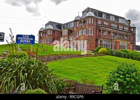 Street view del Victoria Hotel a Sidmouth che occupa una posizione dominante che si affaccia sul mare a questo tradizionale tipica località balneare. Foto Stock