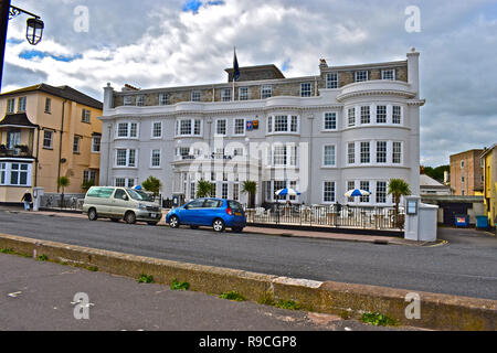 L'hotel Riviera nel centro della città, è un tradizionale British hotel sul mare, affacciato sulla passeggiata a mare e con una magnifica vista sul mare. Foto Stock
