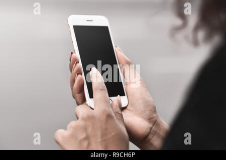 Immagine ritagliata della donna e delle sue mani smart phone con la copia in bianco sullo schermo dello spazio per il testo del messaggio o contenuto promozionale, femmina in chat con netwo Foto Stock